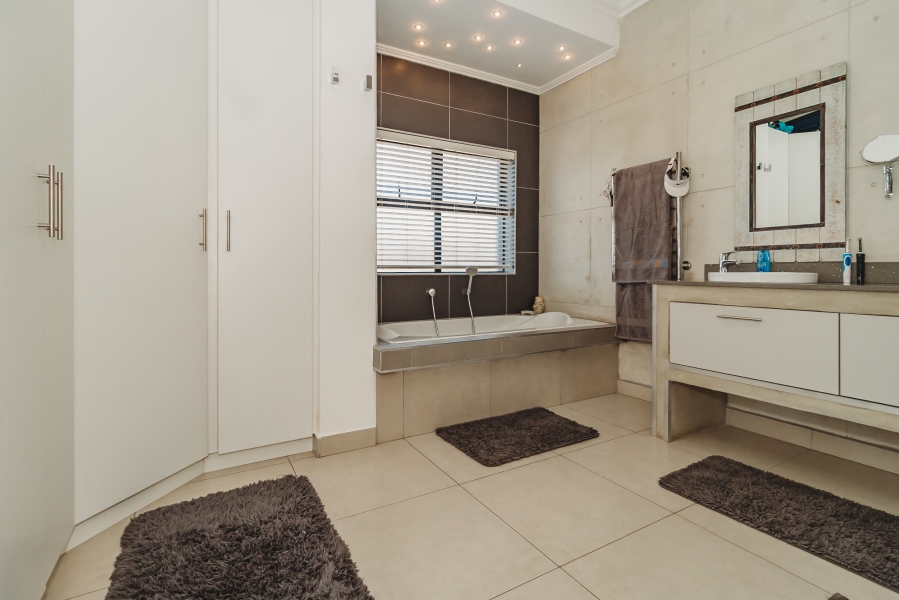 5 Bedroom Property for Sale in Kraaibosch Country Estate Western Cape